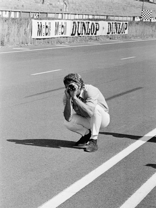 Steve McQueen pendant le repérage du tournage du film "Le Mans" #3, Le Mans, France, juin 1969