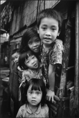 Enfants vivant dans un cimetière Saigon, Sud-Vietnam, 1967