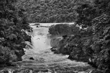 Rivière Erepecuru (également appelée Paru do Oeste), dans le nord de l’État de Pará. Territoire indigène zo’é. État de Pará, Brésil, 2009.