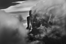 Le mont Roraima couvert de nuages, à la frontière entre le Brésil et le Guyana. Parc national du mont Roraima. État de Roraima, Brésil, 2018.