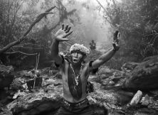 Le chaman Ângelo Barcelos de la communauté de Maturaca. Territoire indigène yanomami, État d’Amazonas, Brésil, 2014.