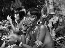 Josane et Aldeni. Territoire indigène yanomami, État d’Amazonas, Brésil, 2014.