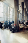 Gare de Nankin, Chine, 1985 - Angela Wilde en bleu de travail traditionnel.