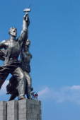 Moscou, Statue de Vera Moukhina, 1986 - Angela Wilde et Stepanek en « Pionniers » de Mugler