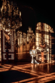 La galerie des glaces, Château de Versailles, 1986 - Dauphine de Jerphanion en « Lamé glacé » de Mugler.