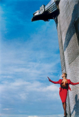 La tour Chrysler, New York, États Unis, 1988 - Claude Heidemeyer en « Dauphine en feu » de Mugler.