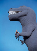 Dinosaures de Cabazon, Californie, États-Unis, 1991 - Dauphine de Jerphanion en petite robe noire « Flingstone » de Mugler.