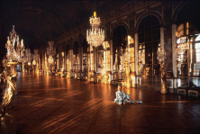 La galerie des glaces, Château de Versailles, 1986 - Dauphine de Jerphanion en « Fourreau Lamé glacé » de Mugler.