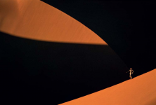 Erg Medjehebat, Sahara algérien, 1987 - Carol Miles en « Armure d’or » de Mugler.