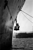 Un homme qui ramasse l’ancre d’un bateau, Karakoÿ, Turquie, 1956