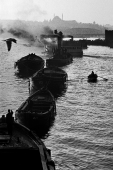 Des barges et des bacs sur la Corne d’or, Halic, Turquie, 1958