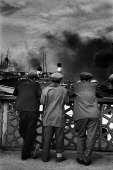 Des provinciaux qui regardent les bateaux depuis le vieux pont de Galata, Turquie, 1956