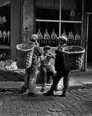 Porteurs au marché de poissons de Beyoglu, Istanbul, Turquie, 1954