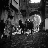 Une charrette passe sous une arcade proche de Sehzadebasi, Turquie, 1958