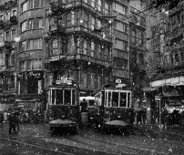 Des trams qui tournent au coin de Galata-Saray, un jour de neige, Turquie, 1960