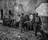 Des travailleurs attendent à quai de décharger les bateaux, le long de la Corne d’or, Eminonü, Istanbul, 1954