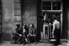 Des passants assis à la terrasse d’un café sous l’arcade Beyoglu, Turquie, 1958