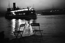 Un bateau de passagers sur sa traversée entre les rives européennes d’Istanbul et la côte asiatique, Kandilli, Istanbul, Turquie, 1965