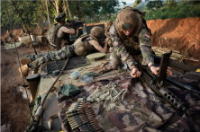 Soldat en position de combat à Bombari, République centrafricaine, 2014