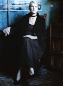 Robe noire #3, Portrait de Tanya Reshetnikova, 60 ans, peintre, Saint-Pétersbourg, Russie, 2008 série Kommunalka