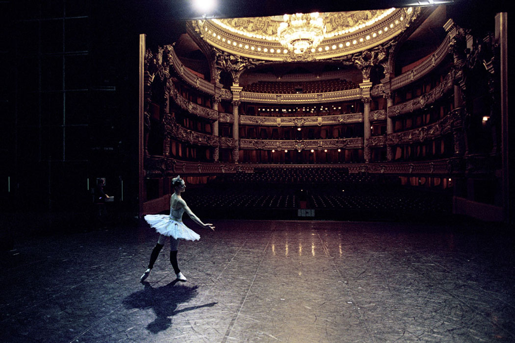 Lucie Mateci pendant le concours annuel de l’Opéra National de Paris Paris, France, 2004