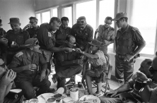 Moshe Dayan, sa fille Yael, Ariel Sharon et les généraux sur le canal de Suez. Guerre des 6 jours. Israël juin 1967.