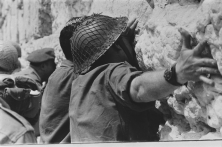 Soldats israéliens devant le Mur des lamentations. Jérusalem. Guerre des Six Jours. Israël, 1967