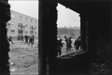 Manifestants catholiques face à la police. Londonderry. Irlande du Nord, 1969