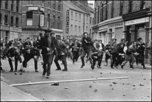 Des manifestants catholiques lancent des pierres sur la police. Londonderry. Irlande du Nord. Août 1969.