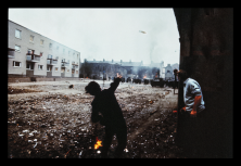 Un jeune catholique lance un cocktail Molotov sur la police. Londonderry. Irlande du Nord, 1969