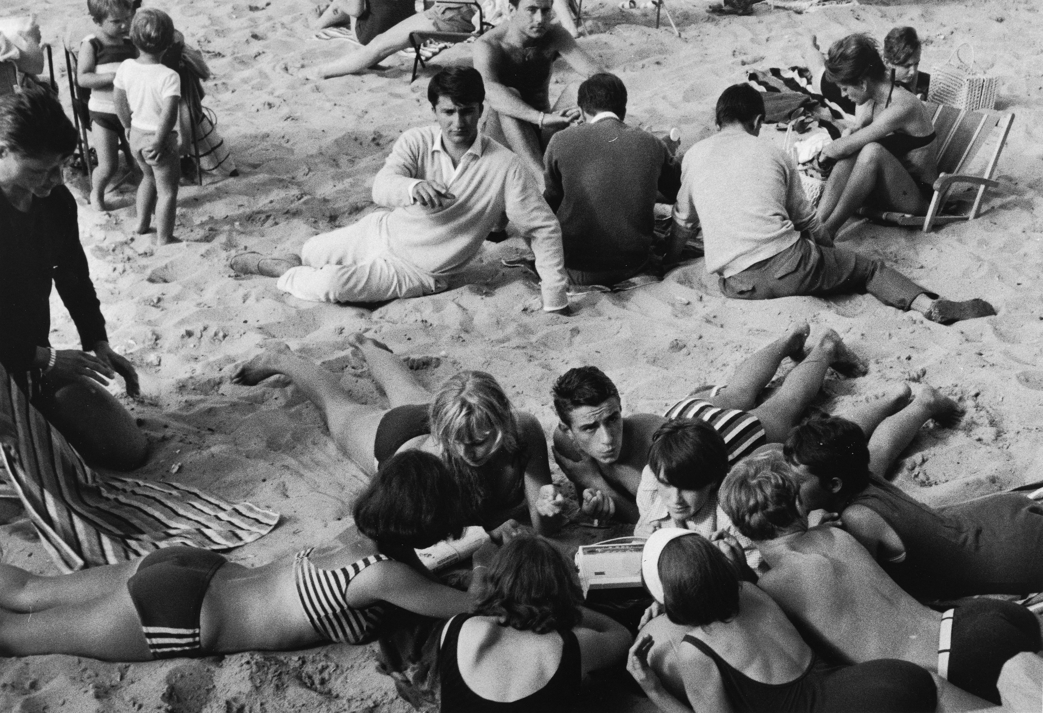 Jeunes sur la plage autour d’un transistor, Arcachon, 1965