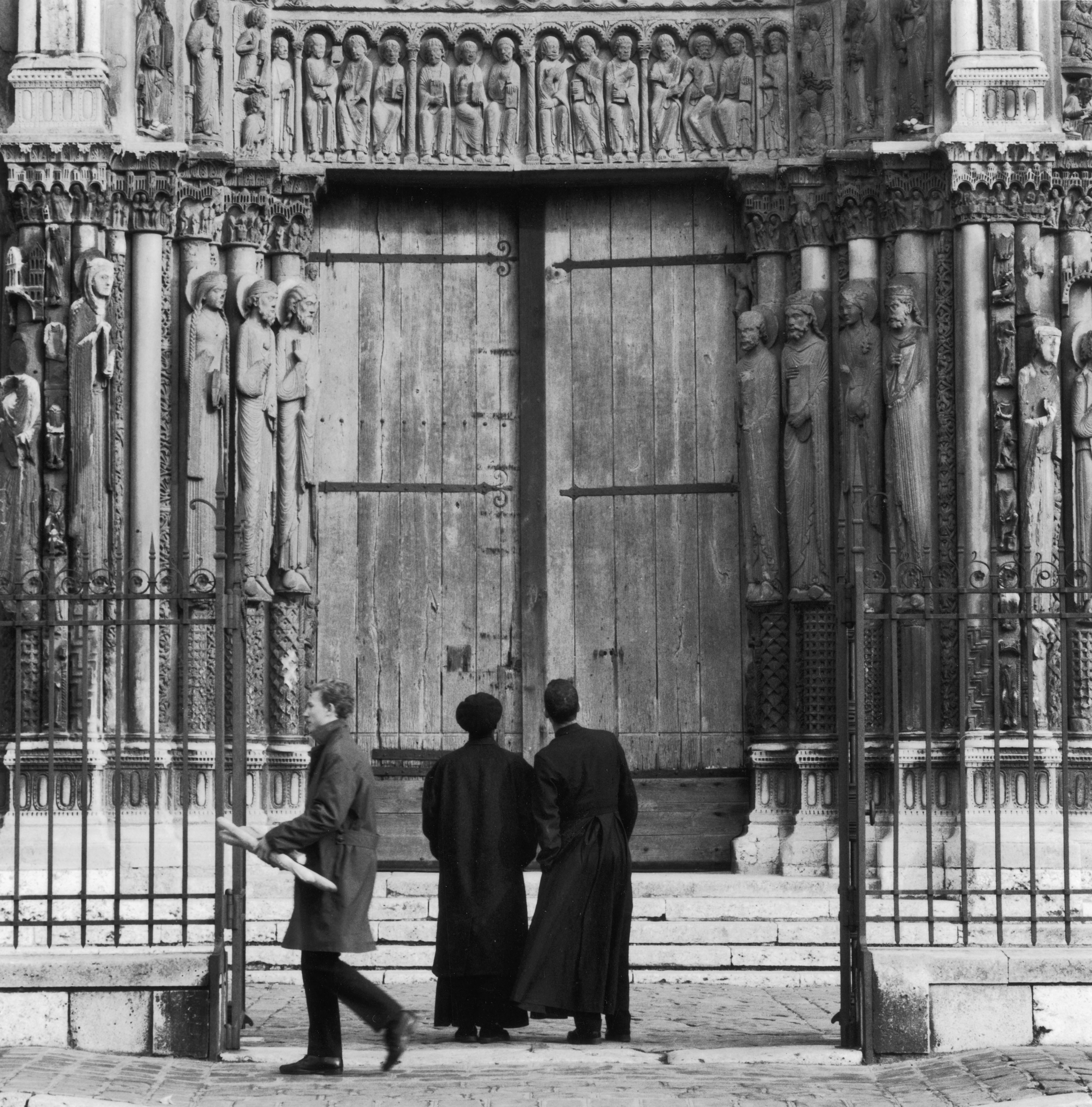 Deux prêtres devant la cathédrale de Chartres, 1961