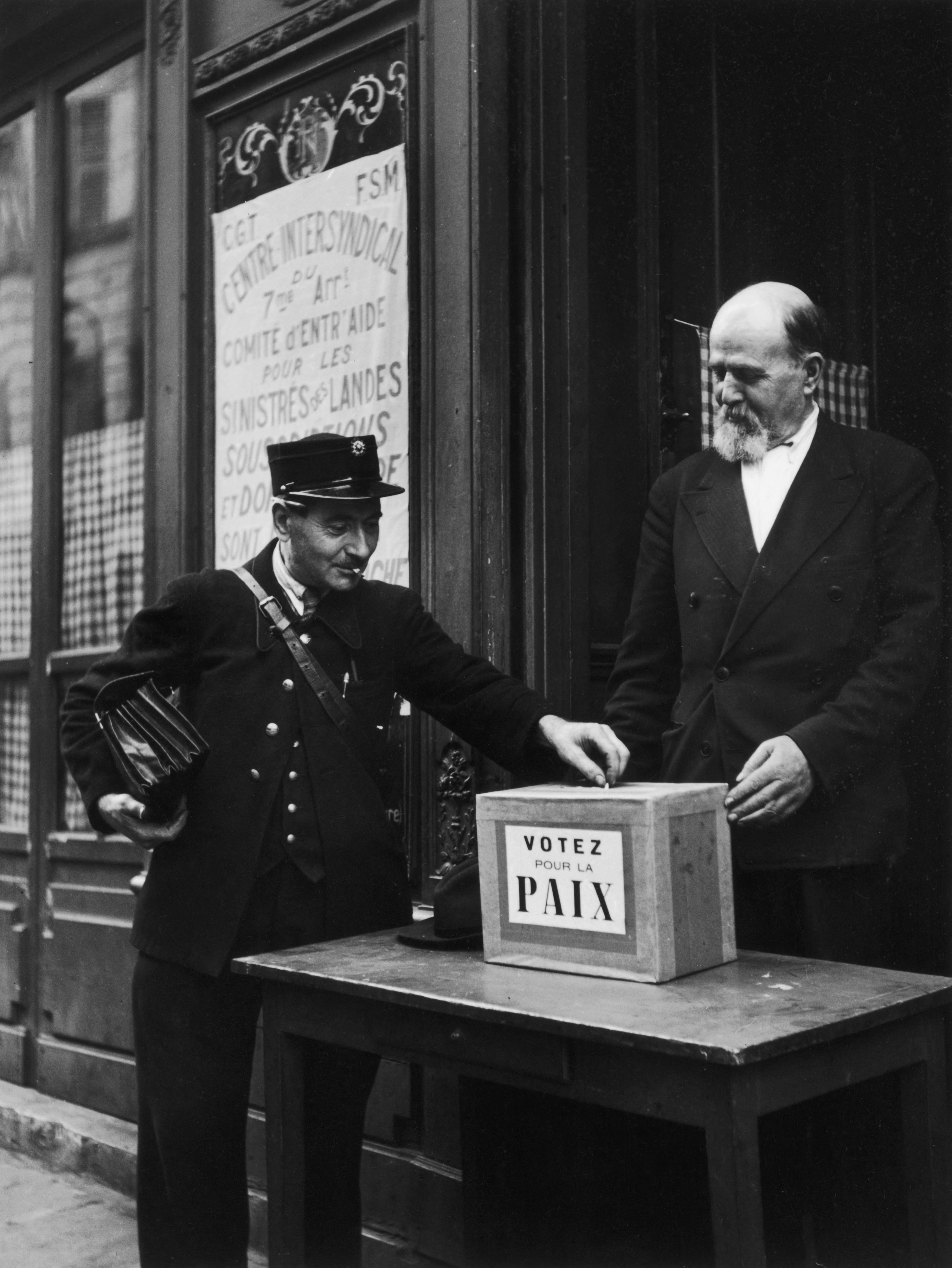 Le facteur vote à l’intersyndicale du VIIe arrondissement, Paris,1949 Epoque