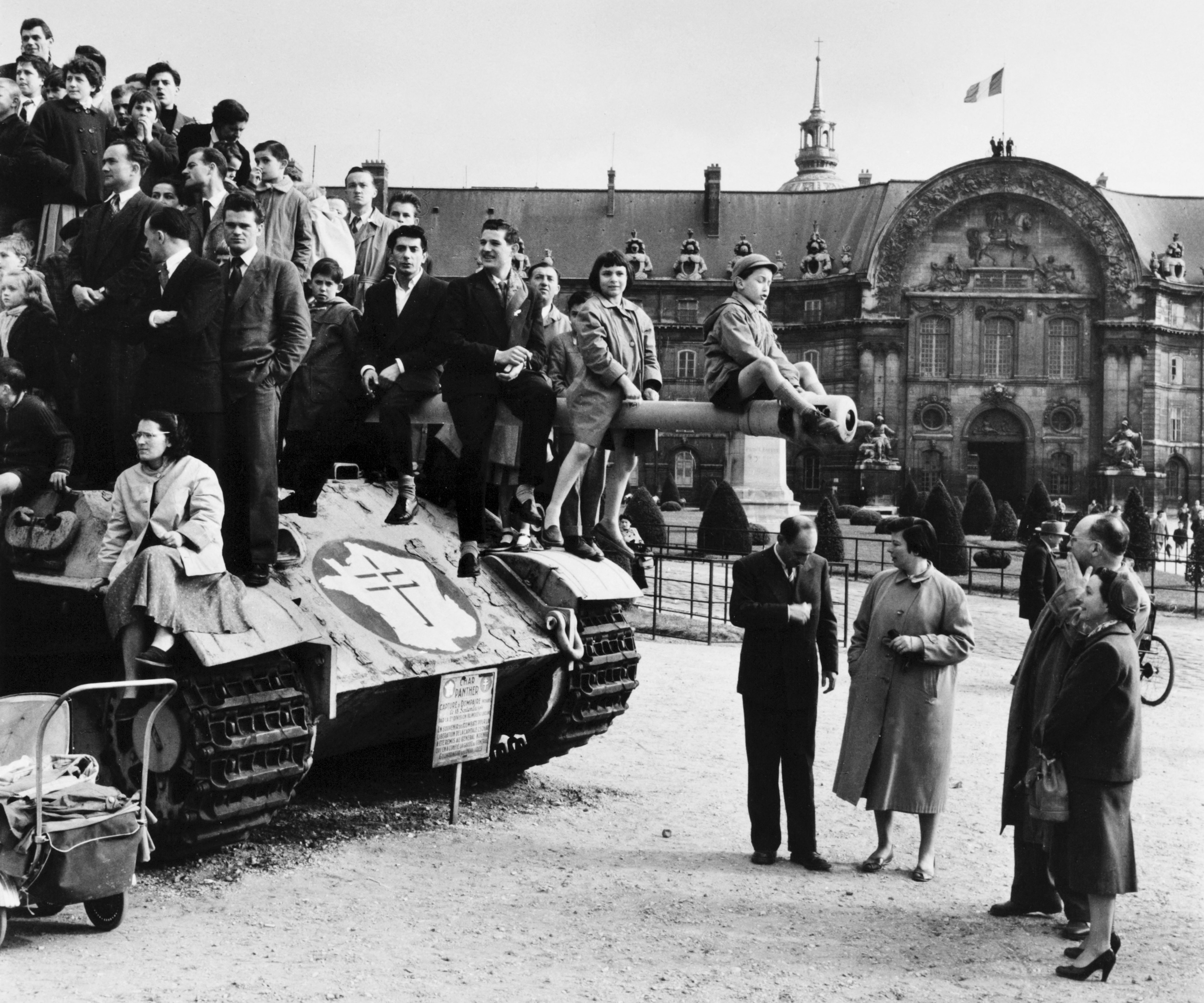 Les tanks de la Libération qui ont libéré Paris. Le dimanche, on va aux Invalides. 1954