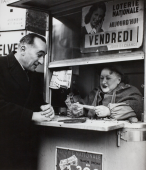 Vendeuse de billets à la loteie nationale sur les Grands Boulevards, 1950 Epoque
