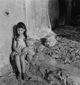 La petite fille à l'ours, St-Tropez, 1943 Epoque