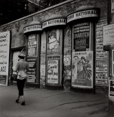 L'élégance et les colonnes Morris, Paris, 1950