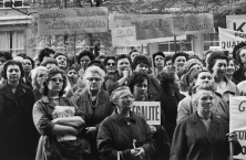 Manifestation en faveur de l'égalité des salaires hommes-femmes. Herstal, Belgique, 1966 Moderne