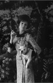 Femme avec chien tenant un atomiseur de sac Guerlain avec le parfum “Chants d’arômes”, Paris, 1962 Epoque