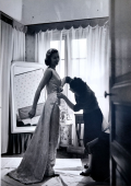 Madame B, couturière en chambre, reçoit ses clientes qui apportent les modèles à copier dans “Elle” ou “Modes et travaux“, Nîmes,1955
