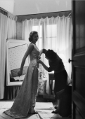 Madame B, couturière en chambre, reçoit ses clientes qui VC apportent les modèles à copier dans “Elle” ou “Modes et travaux, Nîmes, 1955 Epoque