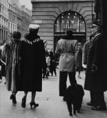 Passants de la rue du Faubourg Saint-Honoré, Paris, 1955 Vintage