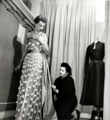 Essayage et retouches sur un mannequin, Dior, Circa 1950 Epoque