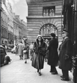 Passants de la rue du Faubourg Saint-Honoré, Paris, 1955 Vintage