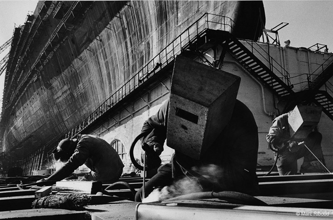 Soudeurs sur le chantier du 'France', Saint-Nazaire, France, 1959