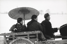Dans un village aux alentours de Pékin, Chine, 1957