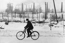 Homme à bicyclette devant une usine près de Pékin, Shijingshan, Chine, 1957