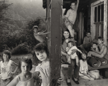 Leddie with Children, 1990. De la série Appalachian Portraits.