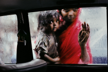 Mother and Child at Car Window. Bombay, India, 1993.