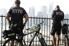 "Policiers à vélo au bord du fleuve, Manhattan au fond", Brooklyn, 2013